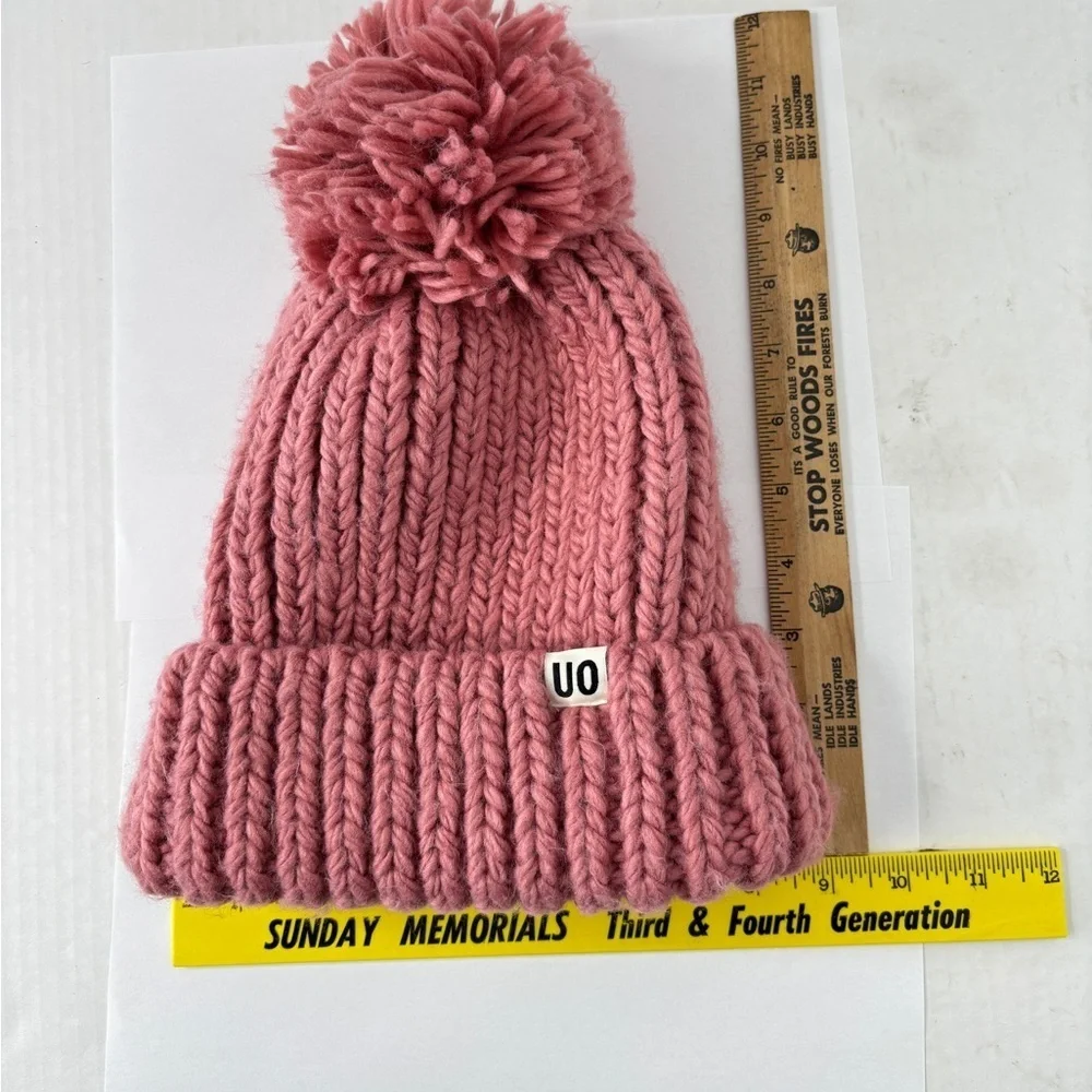 Urban Outfitters Beanie Hat Ribbed Knit Chunky Large Pom-Pom Pink Winer Cap Ski
